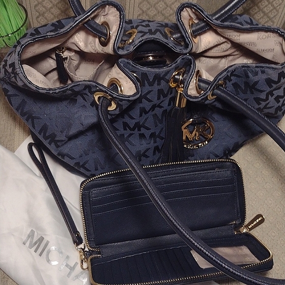 Bundle of Michael Kors Monogram Canvas Navy Tote & Continental Wallet Wristlet - Picture 12 of 16